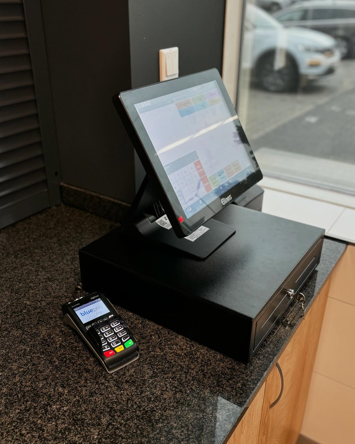 Touch-Kasse mit Kassenlade und EC-Terminal bei einem Kunden